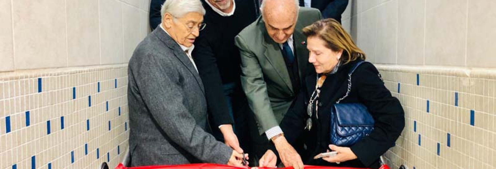 المصري والصايغ وكوبا يقصان شريط الإفتتاح خلال حفل إعادة تأهيل مسبح جمعية الشبان المسيحية بالقدس