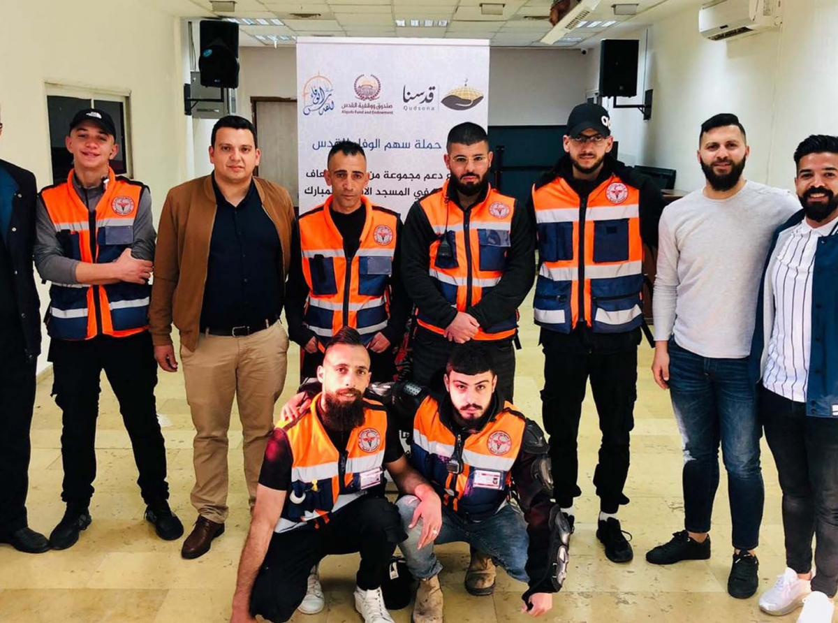 "قدسنا" تسلم مجموعة من فرق الإسعاف العاملة في الأقصى معدات ومستلزمات طبية